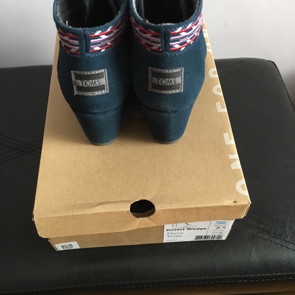 Toms suede booties. Size 7.5 - Picture 4 of 8